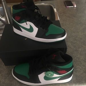 Air Jordan 1 mids green toe